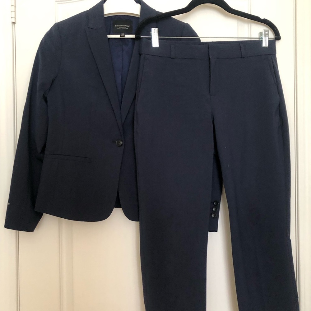 Banana Republic Washable Italian Wool Suit - 2 pieces (Jacket 4P, Pants 6P)